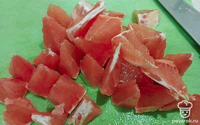 Разрежьте грейпфрут, удалите всю кожуру.