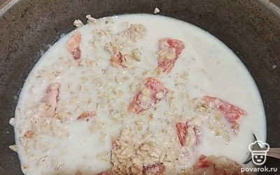 Добавьте фрукт к каше и оставьте небольшую часть для украшения. Варите минут 10, периодически помешивая.