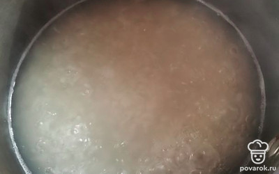 Рис промыть, поставить вариться в небольшом количестве воды.