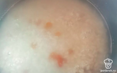 Изюм промыть, добавить к рису. Варить пока не выкипит вода.