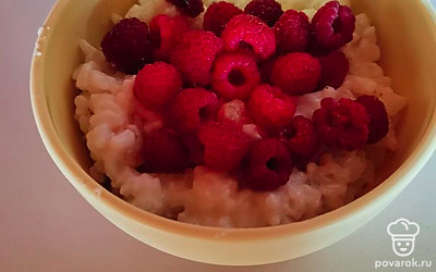 Подавать тёплым. Можно добавить свежие ягоды.