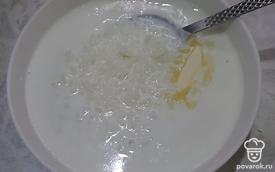 Молоко доводим до кипения и кладем рис, затем ставим газ на маленькую горелку и готовим на медленным огне. 