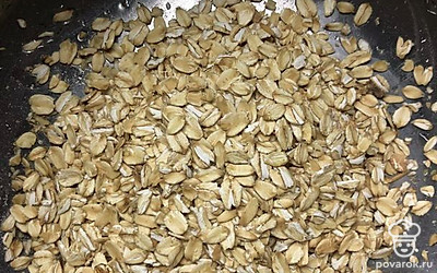 Овсянку залить стаканом воды.