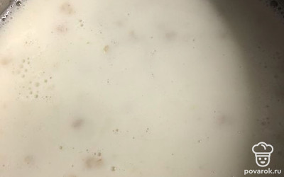 После закипания на воде, проварить минут 5, добавить молоко.