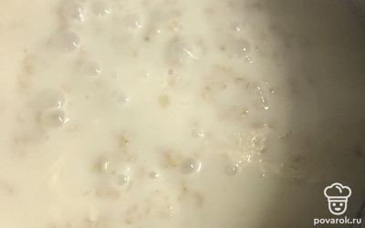 Добавить соль, сахар, масло, варить на медленном огне минут 10. Затем отключить огонь и оставить еще на минут 10 настояться.