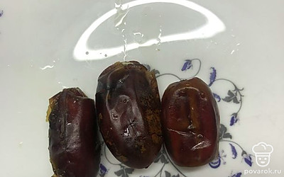 Финики промыть, нарезать мякоть и добавить порционно в тарелку с кашей.