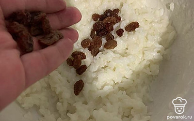 В финале положите изюм и оставьте под крышкой.