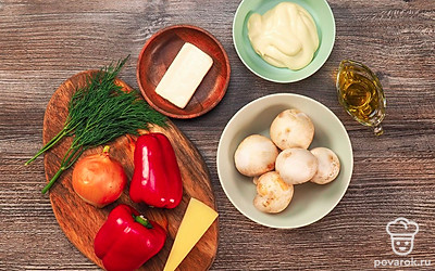 Перец болгарский помойте под проточной водой, разрежьте его на пополам вдоль и извлеките все семечки. Лук очистите от шелухи и измельчите. Шампиньоны помойте и нарежьте кубиками. Сыры натрите на мелкой терке. Укроп помойте, промокните бумажным полотенцем и измельчите.