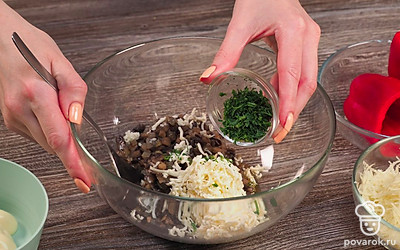 Приготовьте начинку. Разогрейте в сковороде оливковое масло. Жарьте лук и грибы до тех пор, пока вся жидкость из шампиньонов не выпарится, а лук ни станет мягким. Переложите зажарку в миску. Добавьте к ней плавленый сыр, укроп, майонез. Хорошо все перемешайте.