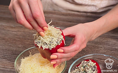 Запеките перцы. Начините половинки перцев грибной начинкой. Сверху посыпьте небольшим количеством твердого сыра. Запекайте в духовке, разогретой до 180 градусов, в течение 17 минут.