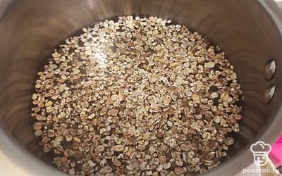 Овсянку отварите и посолите по вкусу.