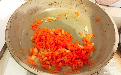 Лук и морковь обжарьте на масле и посолите. 