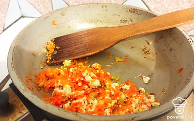 Добавьте творог и дайте ему расплавиться.