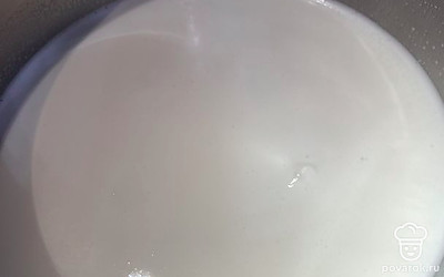 Молоко наливаем в кастрюлю, ставим на огонь.