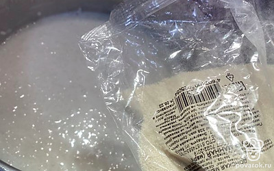 Добавляем манную крупу. Варим 3 минуты. Накрываем крышкой.