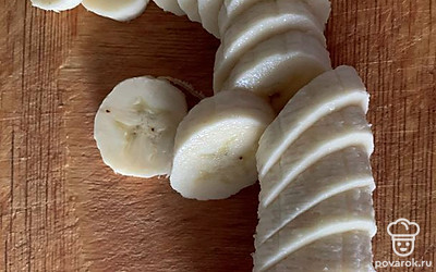 Банан режем кружочками.