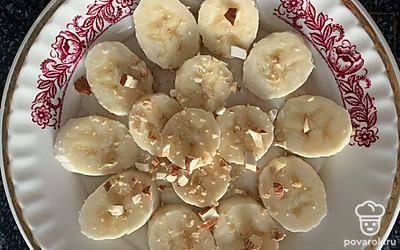 Перед подачей посыпаем дробленными орехами.