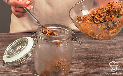 Сделайте икру. Измельчите грибы в мясорубке или блендере. Переложите их к моркови с луком. Добавьте соль, красный молотый перец, черный перец горошком и лавровый лист. Перемешайте. Накройте крышкой и тушите ингредиенты на самом маленьком огне 50 минут. В конце добавьте уксус и перемешайте содержимое сковороды. Разложите икру по стерильным банкам и закатайте.