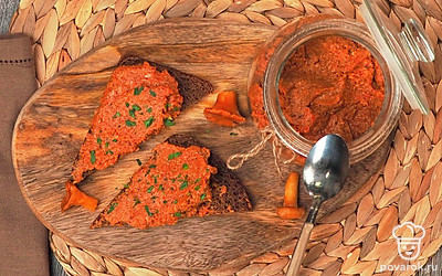 Чтобы эффектно подать готовую икру, выложите ее в салатник. Украсьте нарезанными оливками.