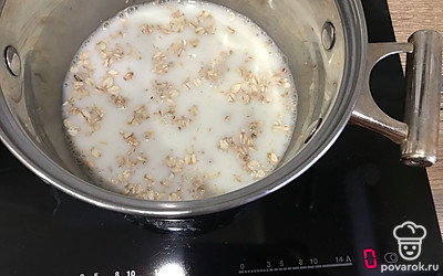 Добавьте молоко в сотейник.