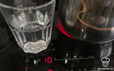 Добавьте полстакана воды и варите на среднем огне до полуготовности крупы.