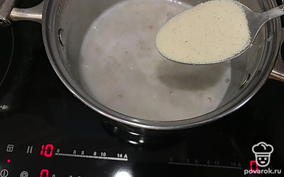 Затем добавьте 1 столовую ложку манной крупы и постоянно помешивайте, чтобы не было комочков. Добавьте соль и сахар по вкусу.