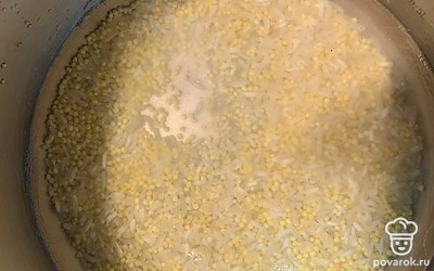 Пшено и рис хорошо промываем и отправляем в чашу. Заливаем водой в пропорции один к двум.