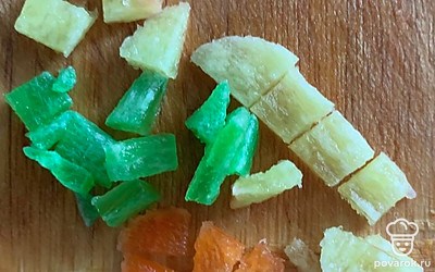 Цукаты режем на кусочки.