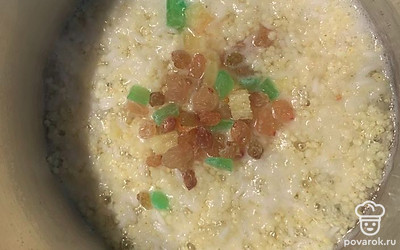 Изюм промываем. Добавляем изюм и цукаты в кашу. Добавляем сахар и соль. Ставим готовиться в режиме «каши» на 25 минут.