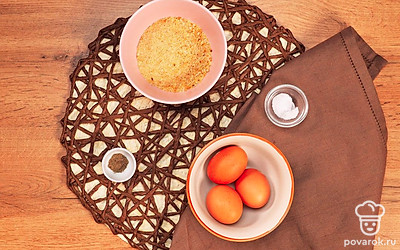 Вымойте яйца с мылом и просушите их бумажным полотенцем. Подготовьте венчик и небольшую миску.