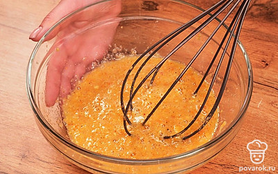 Приготовьте кляр из сухарей. Возьмите сухую чистую миску и разбейте в нее яйца. Перемешайте их венчиком так, чтобы желтки и белки стали одной массой. Добавьте в яичную смесь соль и молотый черный перец. Перемешайте. Всыпьте в яйца панировочные сухари. Перемешайте, чтобы не было комочков. Кляр для отбивных из яиц и муки готов. Он должен получиться однородным и достаточно густым.