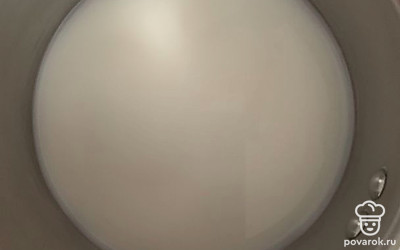 Наливаем молоко, добавляем сахар, соль и овсянку.