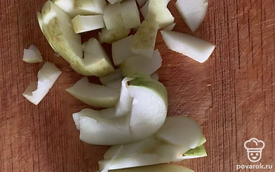 Яблоко режем на кусочки.