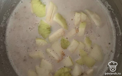 Выкладывем яблоки и варим еще три минуты. Затем добавляем сливочное масло.