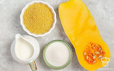 Тыкву хорошо вымойте и просушите. При необходимости очистите ее от кожуры. Крупу замочите в кипятке на 2-3 минуты, чтобы исключить горчинку. Также подготовьте форму для запекания и фольгу.