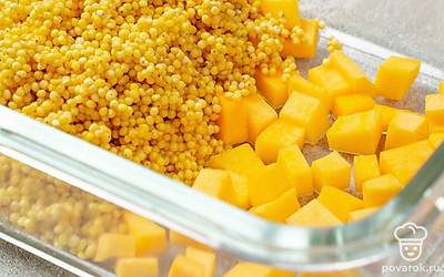 Начните приготовление блюда. Очищенную тыкву нарежьте небольшими или средними кубиками, а затем переложите в форму для запекания, распределяя ее по всей поверхности. Туда же выложите подготовленное пшено.