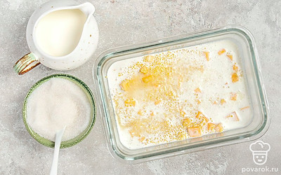 Приготовьте блюдо. В форму для запекания влейте молоко, добавьте сахар и аккуратно перемешайте. Запечатайте форму фольгой, а после поместите блюдо в духовку. Готовьте кашу с тыквой в течение 1 часа при температуре 200-220 градусов.