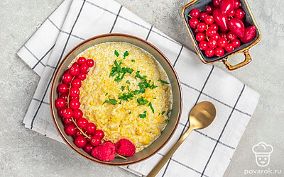 Ароматную кашу с тыквой переложите на тарелку для подачи. Сверху выложите кусочек сливочного масла.