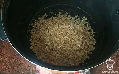 Заливаем воду и насыпаем крупу.