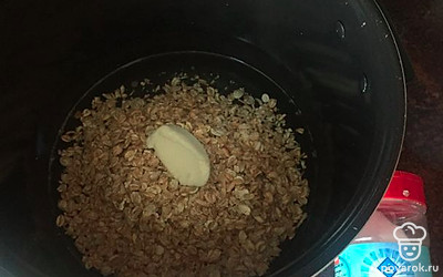 Добавляем масло и соль.