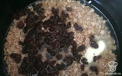 Промываем изюм и добавляем в блюдо.