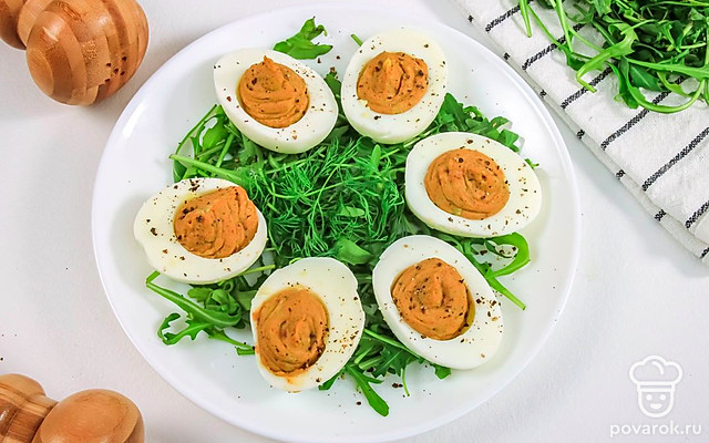 Яйца, фаршированные авокадо — Рецепт с фото
