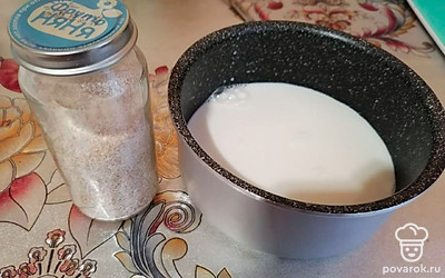 Подготовить ингредиенты, в кастрюлю влить молоко, кашу предварительно измельчить в кофемолке.
