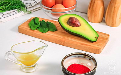 Почистите авокадо и удалите косточку. Помойте зелень и просушите бумажными полотенцами.