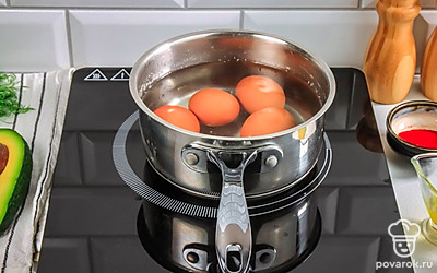 Отварите куриные яйца вкрутую в течение 10 минут, хорошо охладите и почистите.