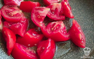 Нарезаем и обжариваем помидоры.