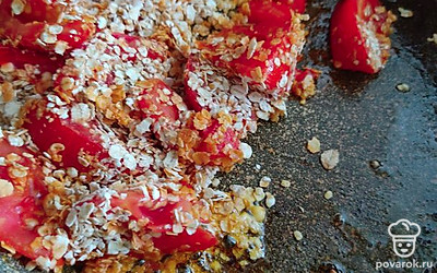 Добавляем овсянку и немного обжариваем.