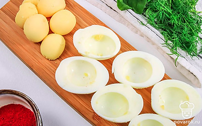 Аккуратно разрежьте яйца пополам и отделите желтки.