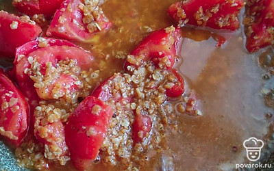 Добавляем воду, специи и тушим до готовности.