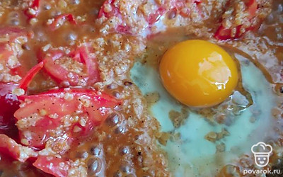 Добавляем яйцо и ждём пока схватится белок.